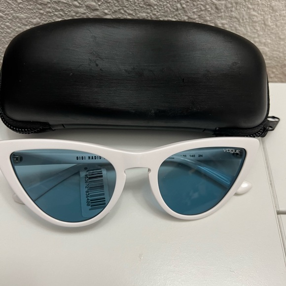 Vogue 2 pair of sunglasses - Picture 7 of 11